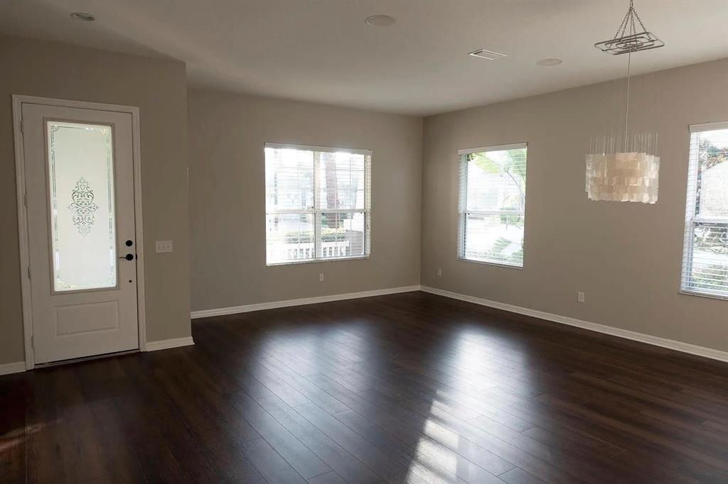 Activo con contrato: $2,800 (4 camas, 2 baños, 2367 Pies cuadrados)