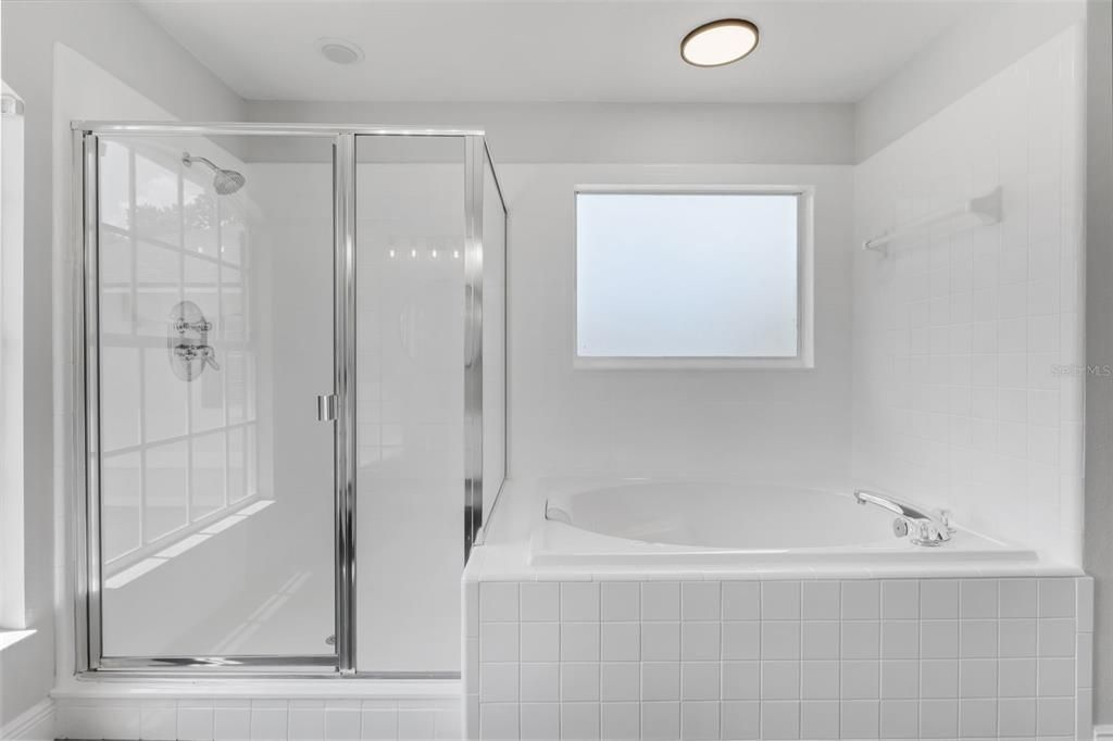 合同活跃: $725,000 (6 贝兹, 3 浴室, 3775 平方英尺)