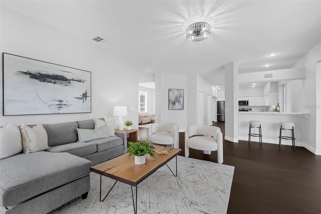 合同活跃: $725,000 (6 贝兹, 3 浴室, 3775 平方英尺)