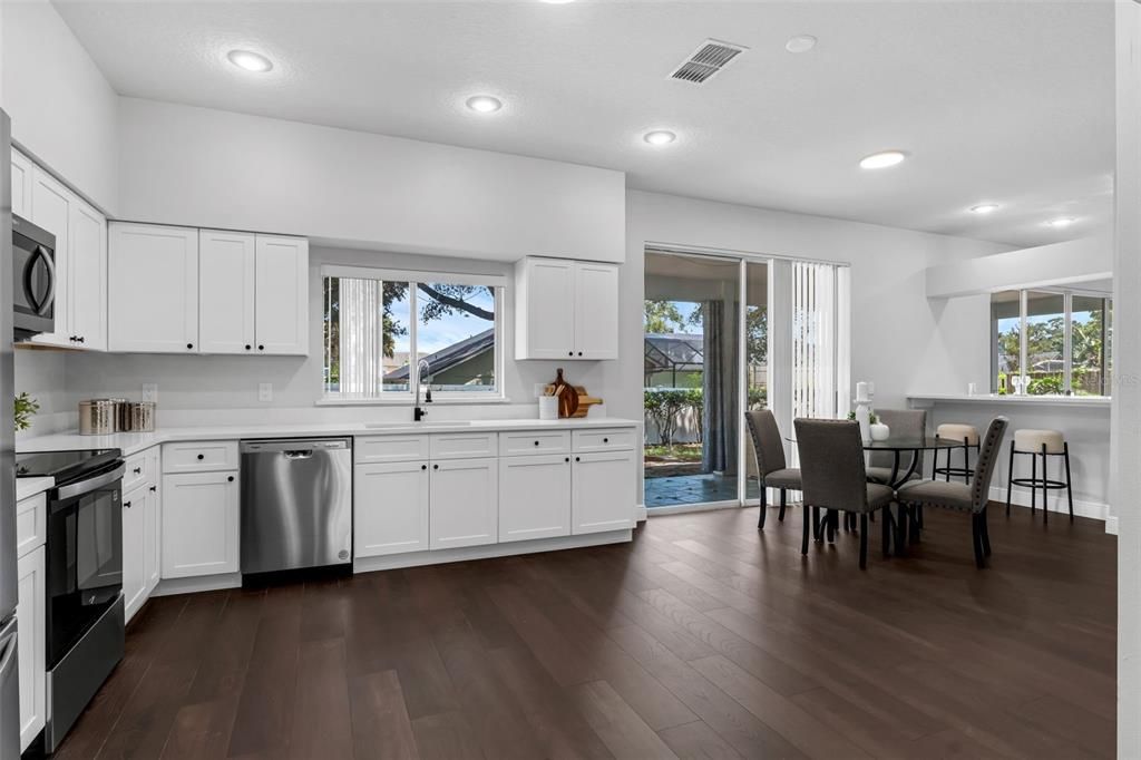 合同活跃: $725,000 (6 贝兹, 3 浴室, 3775 平方英尺)