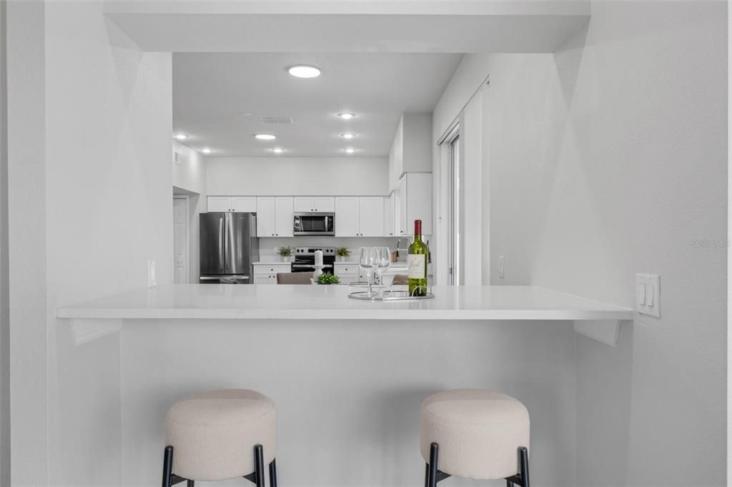 合同活跃: $725,000 (6 贝兹, 3 浴室, 3775 平方英尺)