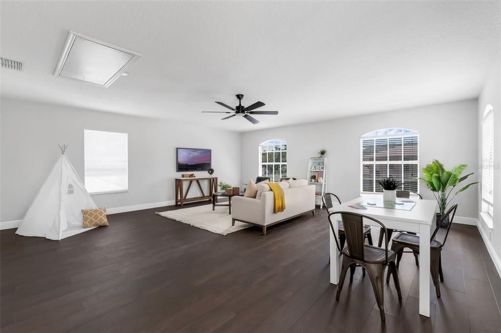 合同活跃: $725,000 (6 贝兹, 3 浴室, 3775 平方英尺)