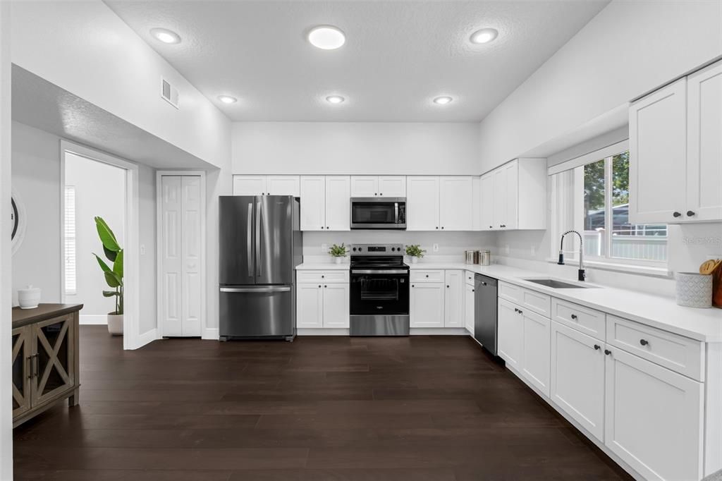 合同活跃: $725,000 (6 贝兹, 3 浴室, 3775 平方英尺)