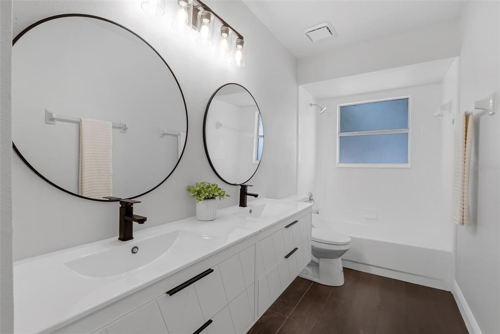 合同活跃: $725,000 (6 贝兹, 3 浴室, 3775 平方英尺)