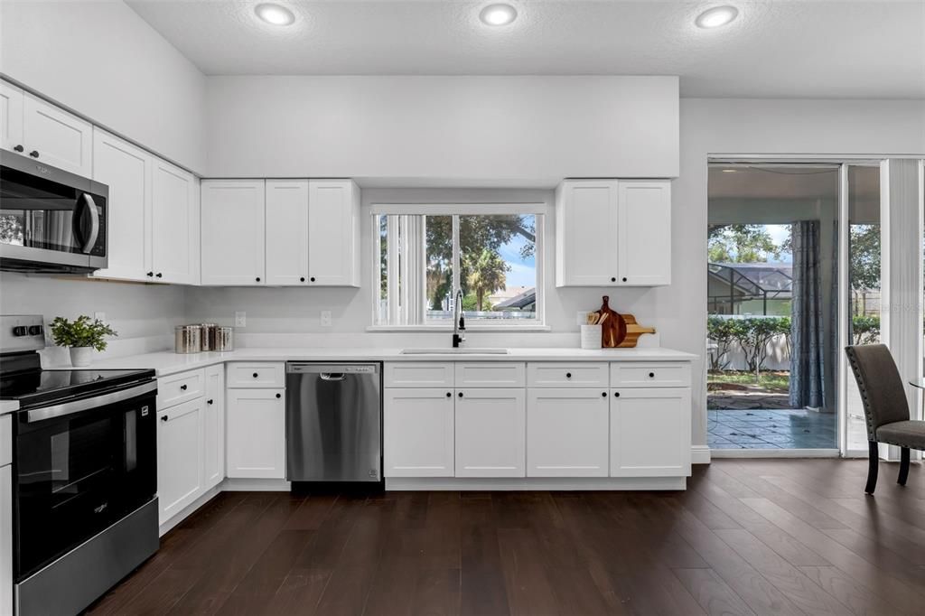 合同活跃: $725,000 (6 贝兹, 3 浴室, 3775 平方英尺)