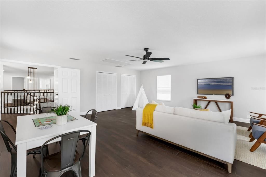 合同活跃: $725,000 (6 贝兹, 3 浴室, 3775 平方英尺)