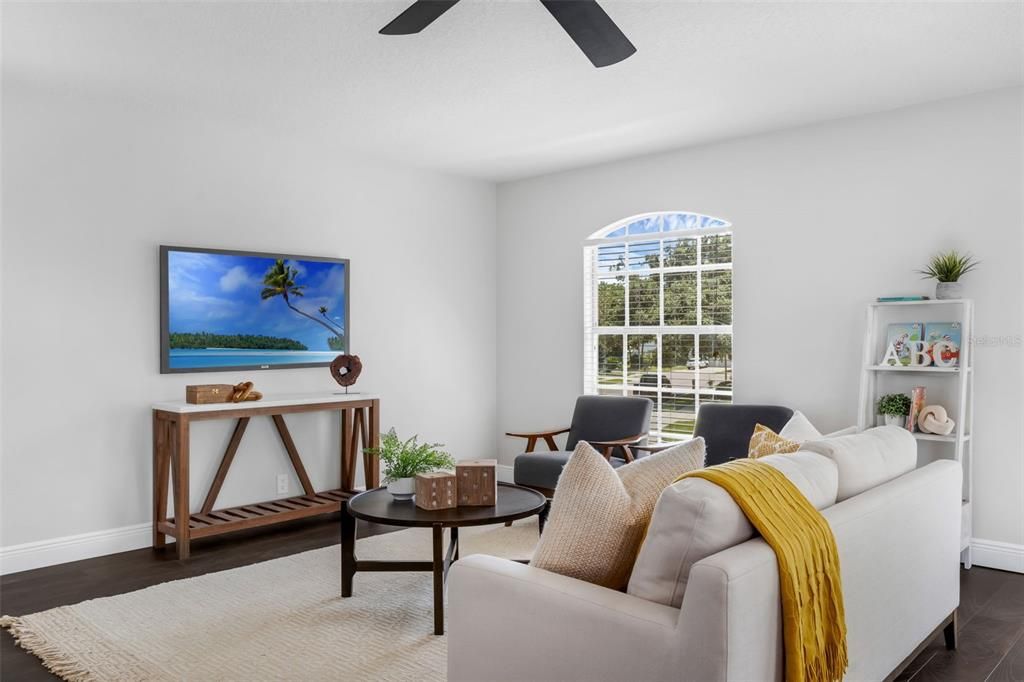 合同活跃: $725,000 (6 贝兹, 3 浴室, 3775 平方英尺)