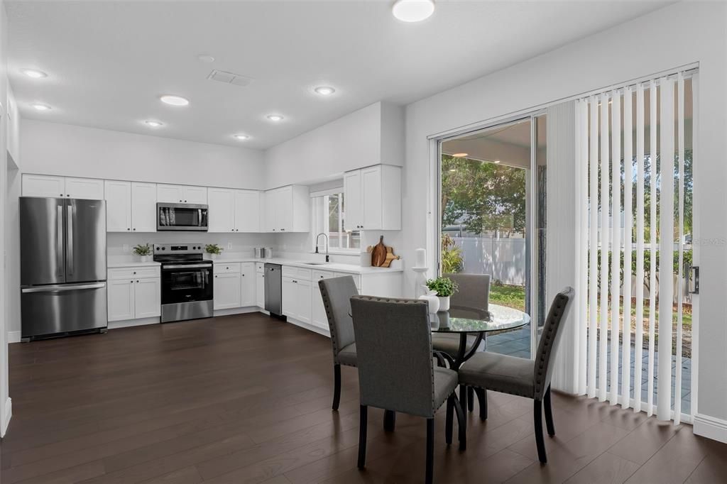 合同活跃: $725,000 (6 贝兹, 3 浴室, 3775 平方英尺)