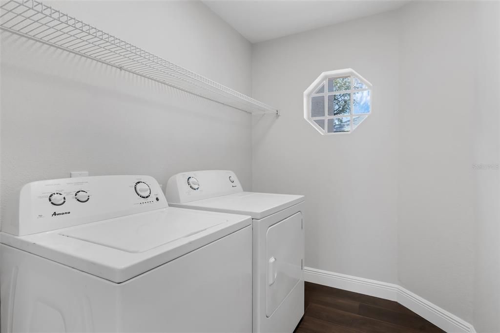 合同活跃: $725,000 (6 贝兹, 3 浴室, 3775 平方英尺)