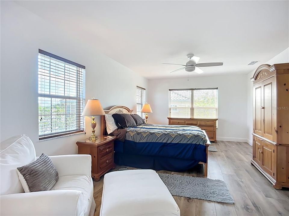 出租: $8,000 (3 贝兹, 2 浴室, 1916 平方英尺)