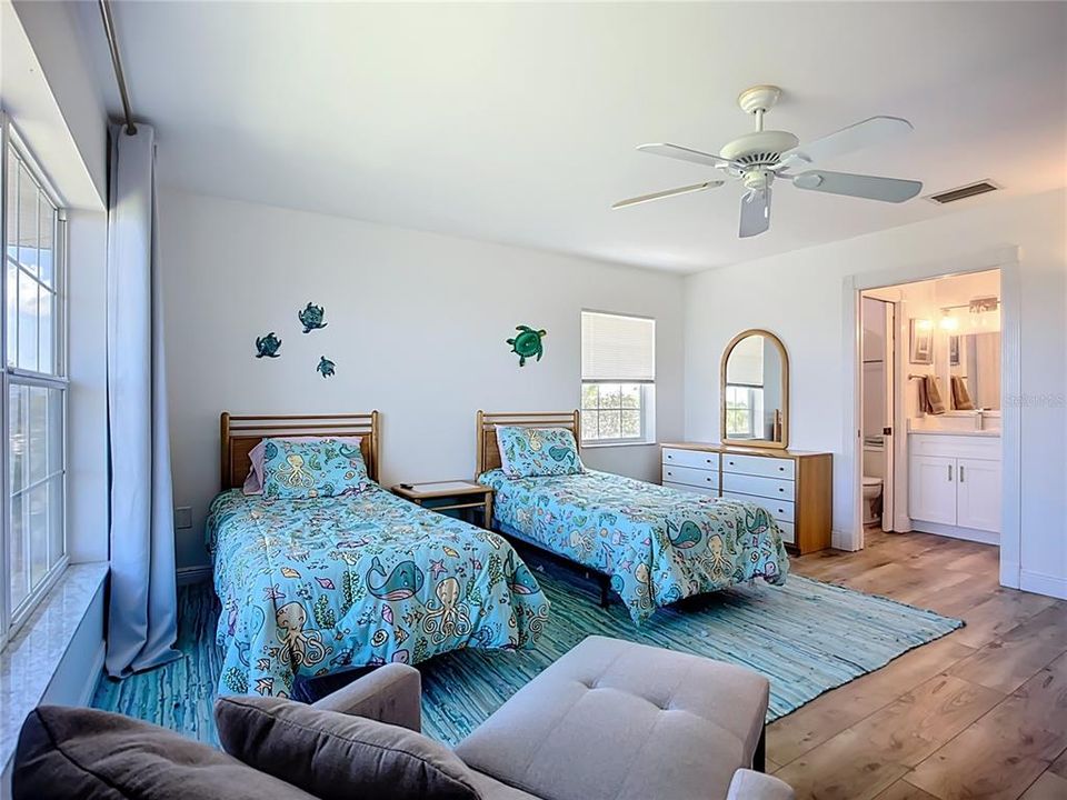 出租: $9,000 (3 贝兹, 2 浴室, 1916 平方英尺)