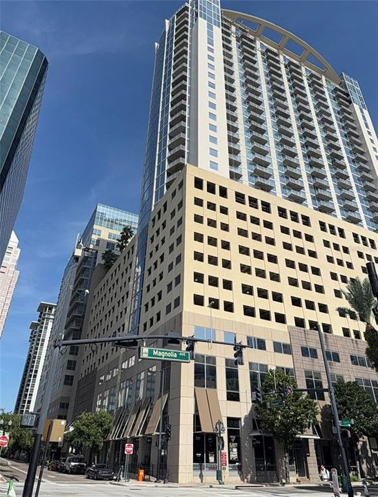 For Sale: $209,000 (1 beds, 1 baths, 715 Square Feet)