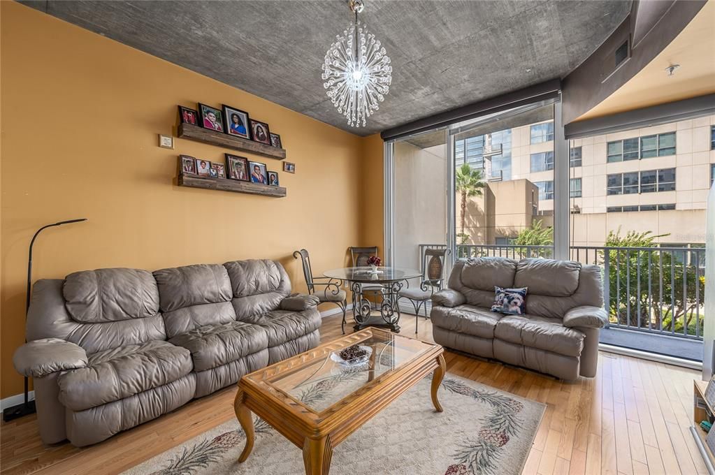 For Sale: $209,000 (1 beds, 1 baths, 715 Square Feet)