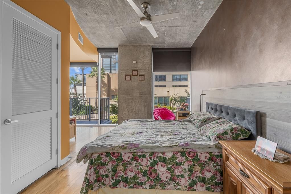 For Sale: $209,000 (1 beds, 1 baths, 715 Square Feet)