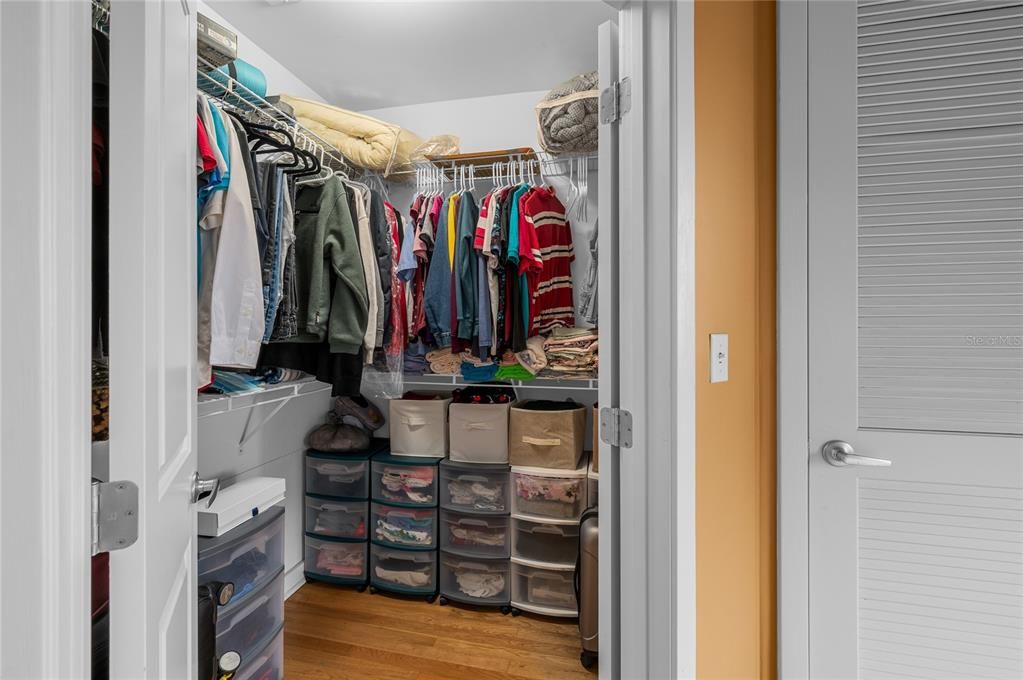 For Sale: $209,000 (1 beds, 1 baths, 715 Square Feet)