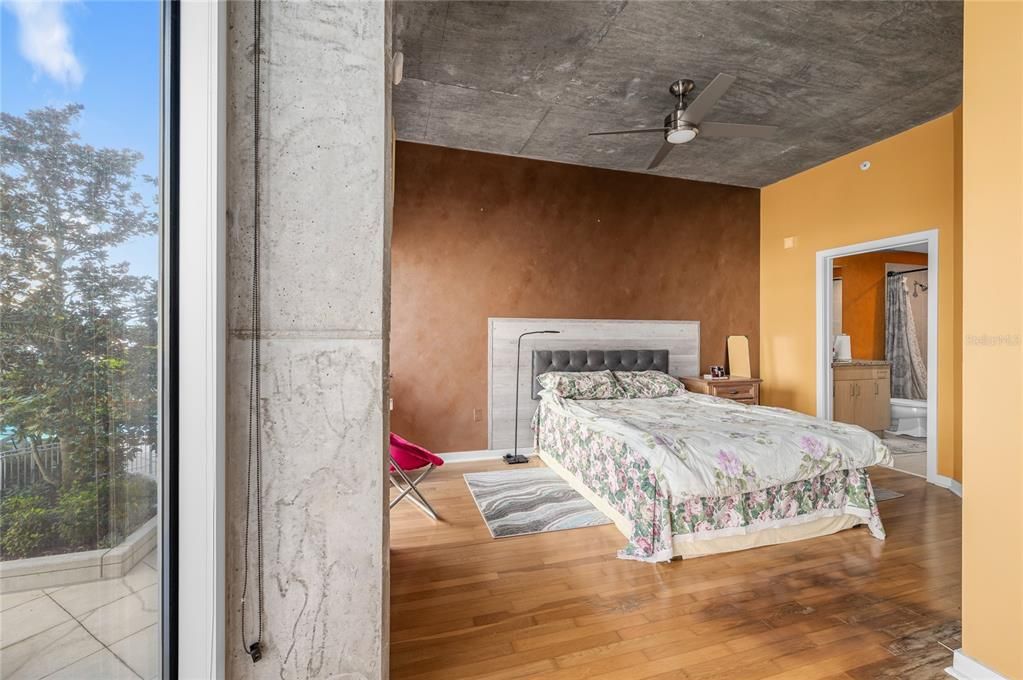 For Sale: $209,000 (1 beds, 1 baths, 715 Square Feet)