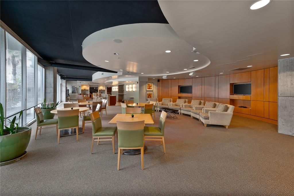 For Sale: $209,000 (1 beds, 1 baths, 715 Square Feet)