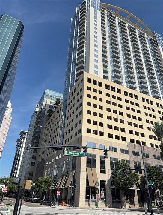 For Sale: $209,000 (1 beds, 1 baths, 715 Square Feet)