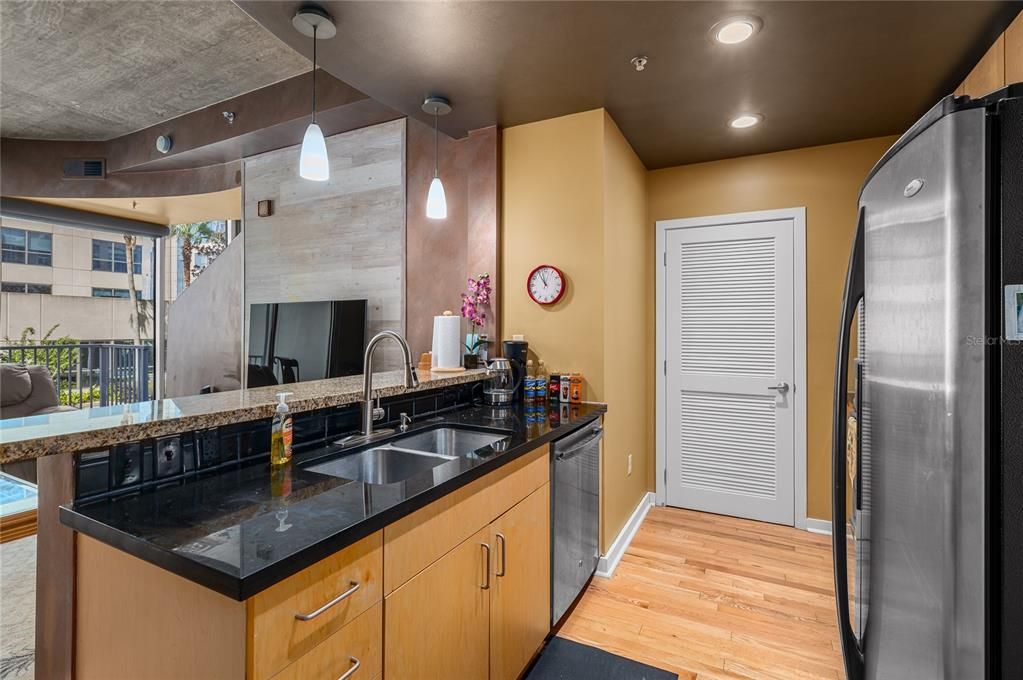 For Sale: $209,000 (1 beds, 1 baths, 715 Square Feet)