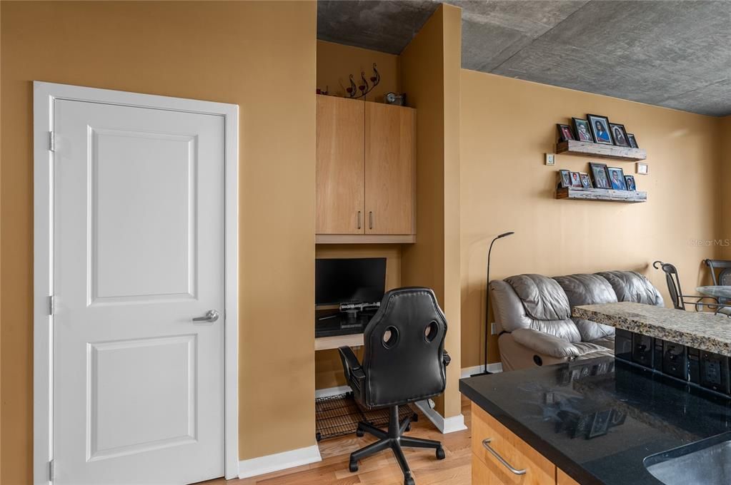 For Sale: $209,000 (1 beds, 1 baths, 715 Square Feet)