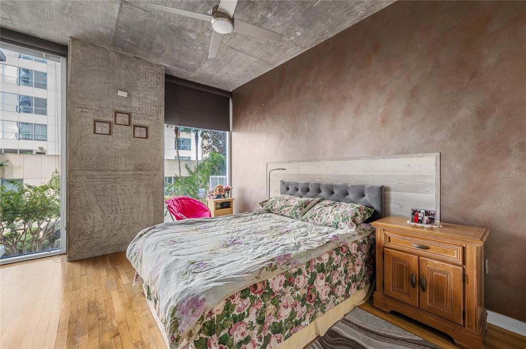 For Sale: $209,000 (1 beds, 1 baths, 715 Square Feet)