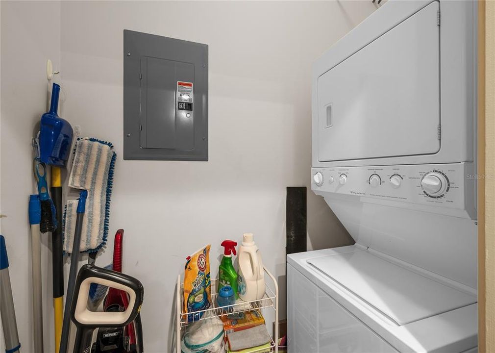 For Sale: $209,000 (1 beds, 1 baths, 715 Square Feet)