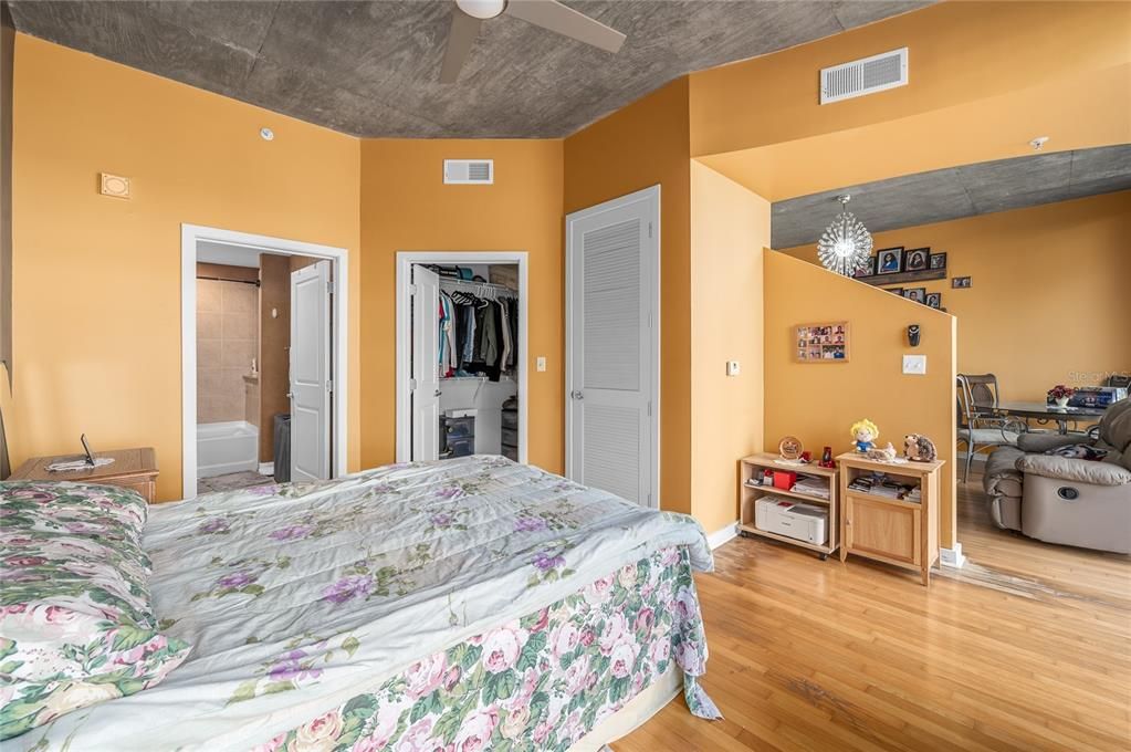For Sale: $209,000 (1 beds, 1 baths, 715 Square Feet)