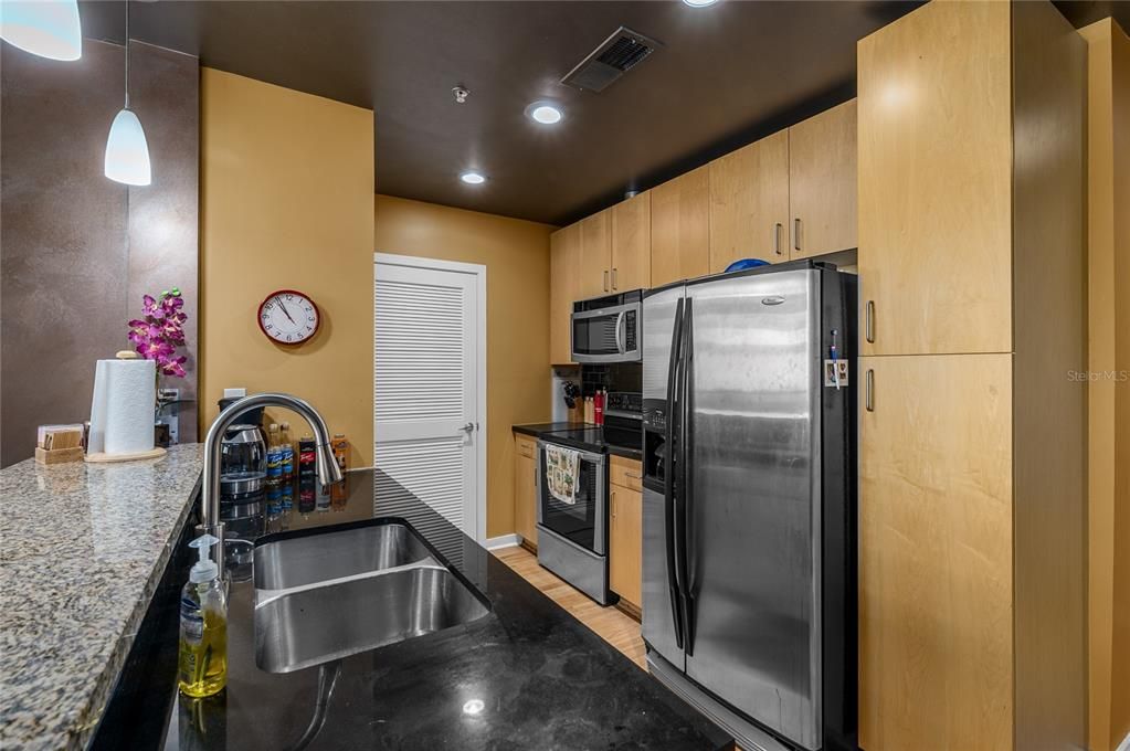 For Sale: $209,000 (1 beds, 1 baths, 715 Square Feet)
