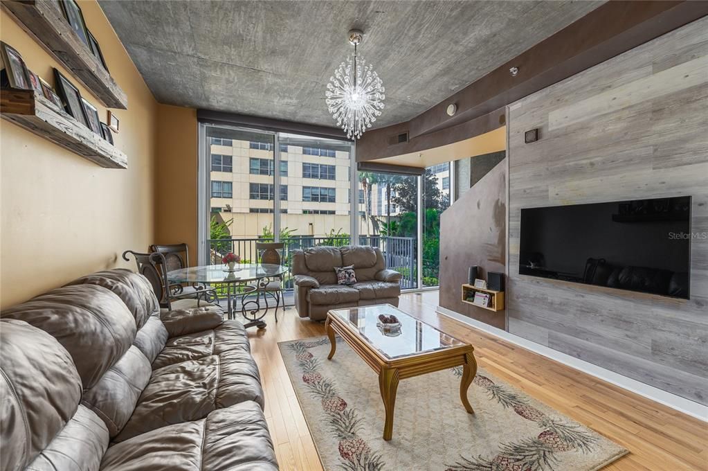 For Sale: $209,000 (1 beds, 1 baths, 715 Square Feet)