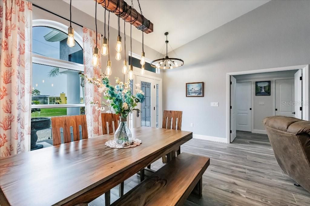 En Venta: $650,000 (3 camas, 2 baños, 2030 Pies cuadrados)