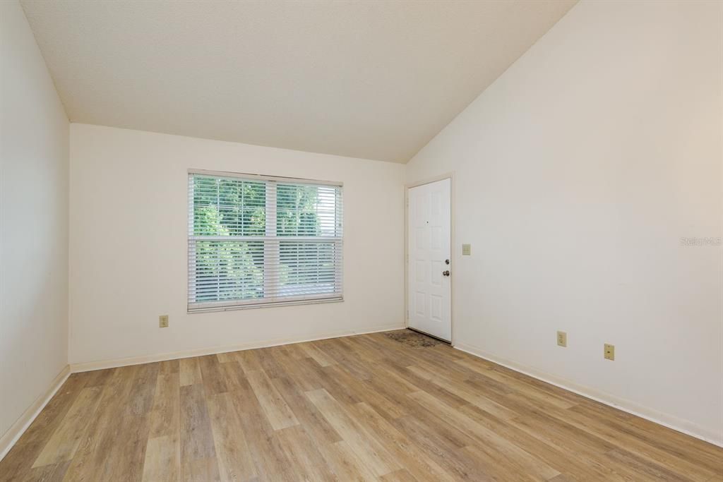 Active With Contract: $120,000 (2 beds, 1 baths, 835 Square Feet)