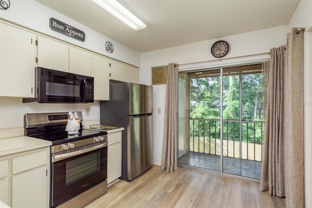 Active With Contract: $120,000 (2 beds, 1 baths, 835 Square Feet)