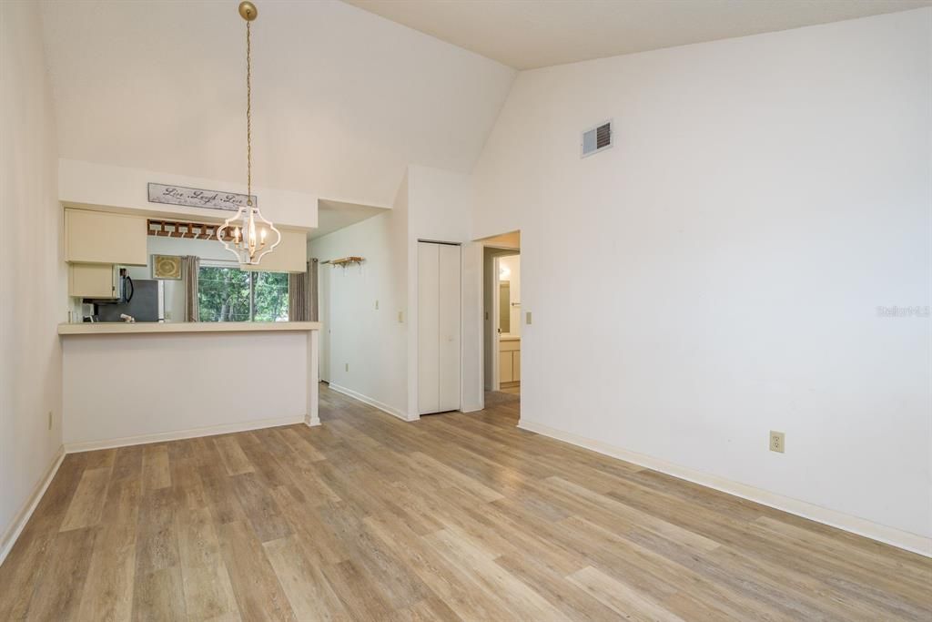 Active With Contract: $120,000 (2 beds, 1 baths, 835 Square Feet)