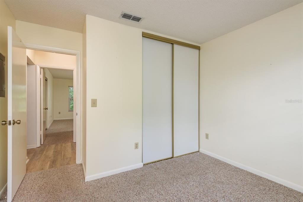 Active With Contract: $120,000 (2 beds, 1 baths, 835 Square Feet)