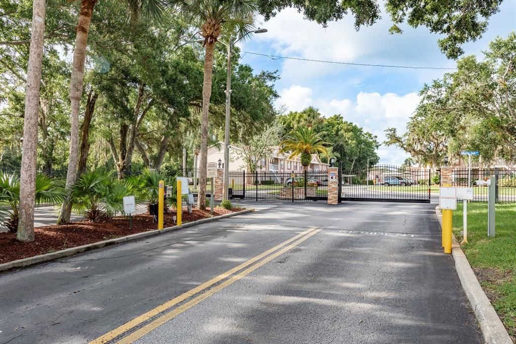 Active With Contract: $120,000 (2 beds, 1 baths, 835 Square Feet)