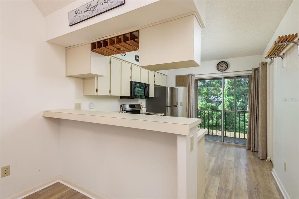 Active With Contract: $120,000 (2 beds, 1 baths, 835 Square Feet)