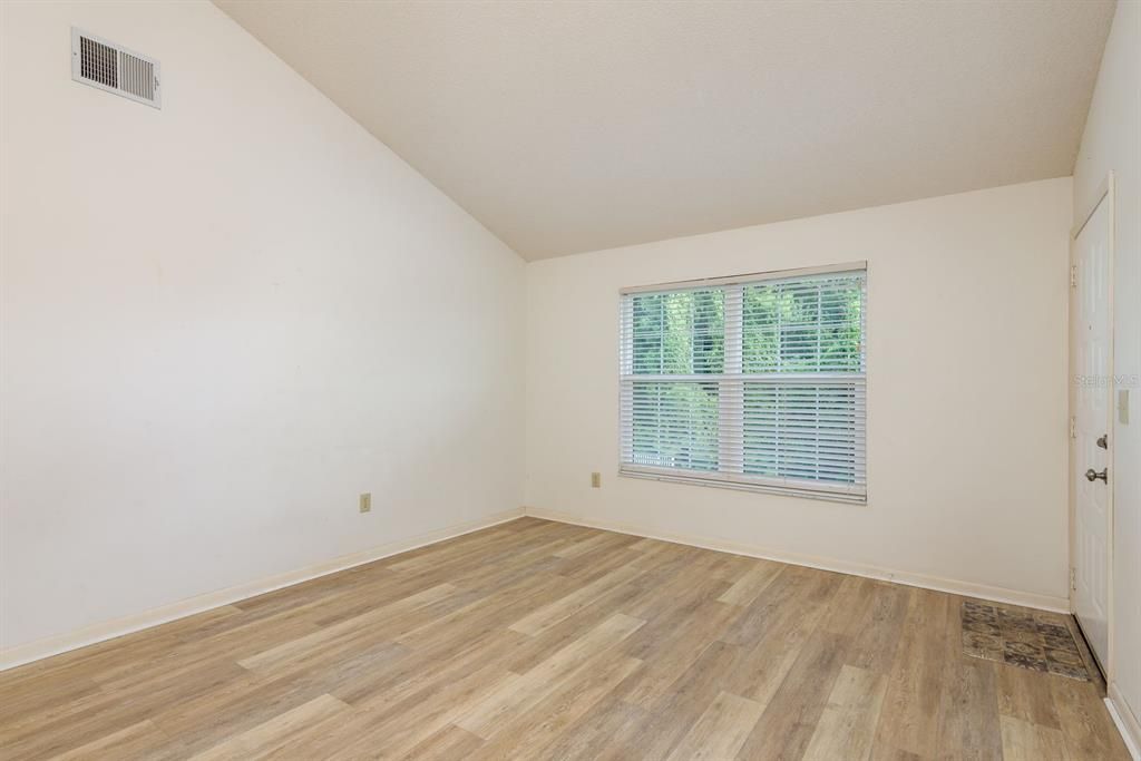 Active With Contract: $120,000 (2 beds, 1 baths, 835 Square Feet)