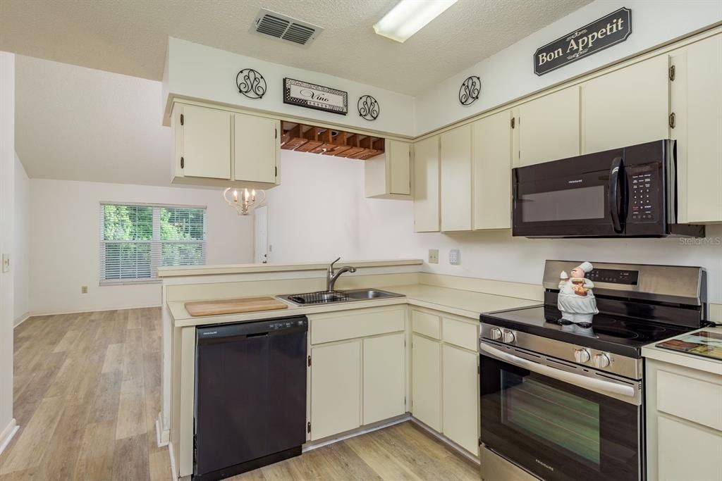 Active With Contract: $120,000 (2 beds, 1 baths, 835 Square Feet)