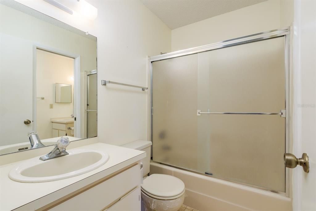 Active With Contract: $120,000 (2 beds, 1 baths, 835 Square Feet)