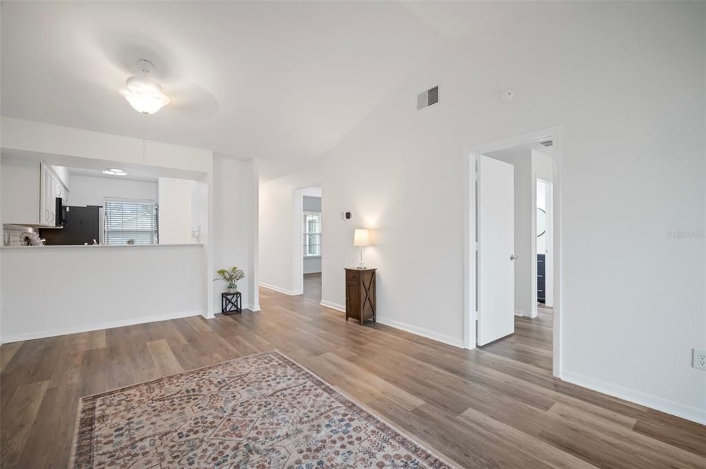 Под контрактом: $134,999 (2 спален, 1 ванн, 835 Квадратных фут)