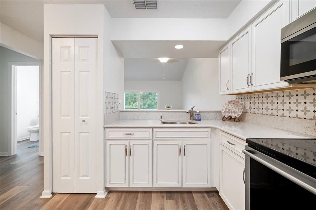 Под контрактом: $134,999 (2 спален, 1 ванн, 835 Квадратных фут)