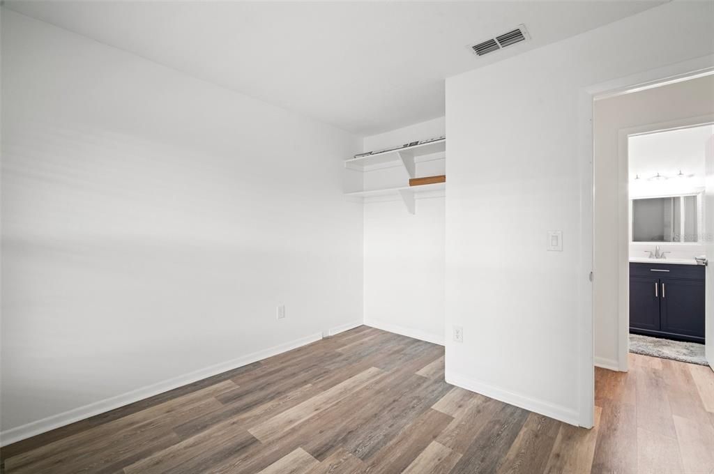 Под контрактом: $134,999 (2 спален, 1 ванн, 835 Квадратных фут)