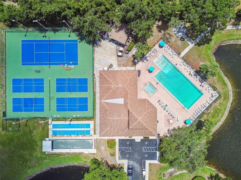 Под контрактом: $134,999 (2 спален, 1 ванн, 835 Квадратных фут)