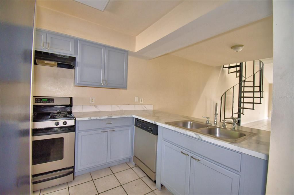 For Sale: $144,900 (2 beds, 2 baths, 1252 Square Feet)