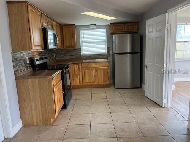 Active With Contract: $1,695 (3 beds, 2 baths, 1196 Square Feet)