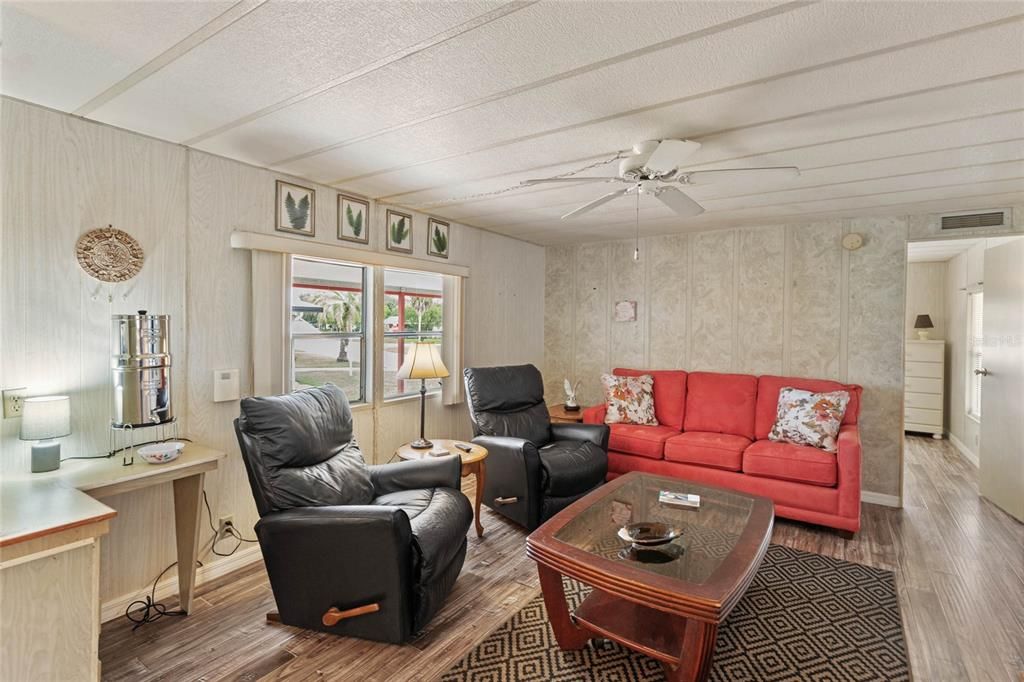 待售: $149,500 (2 贝兹, 2 浴室, 984 平方英尺)