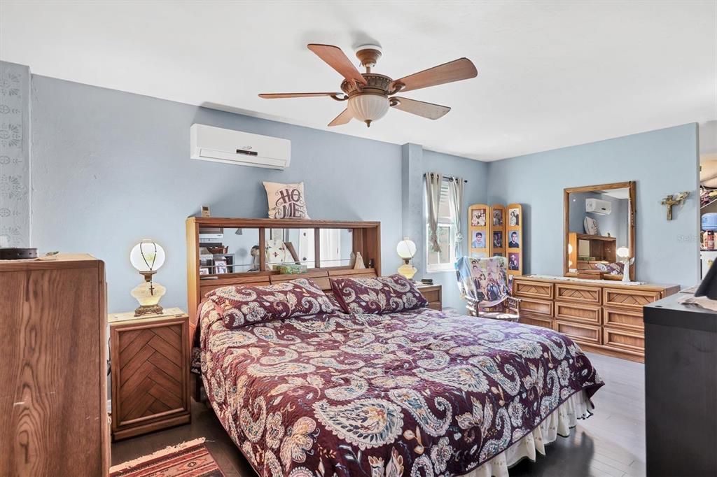 For Sale: $1,500,000 (2 beds, 1 baths, 1200 Square Feet)