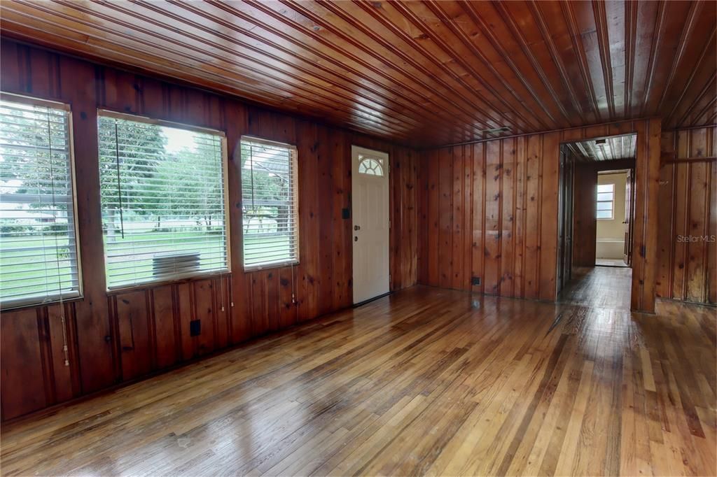 For Sale: $375,000 (3 beds, 1 baths, 960 Square Feet)