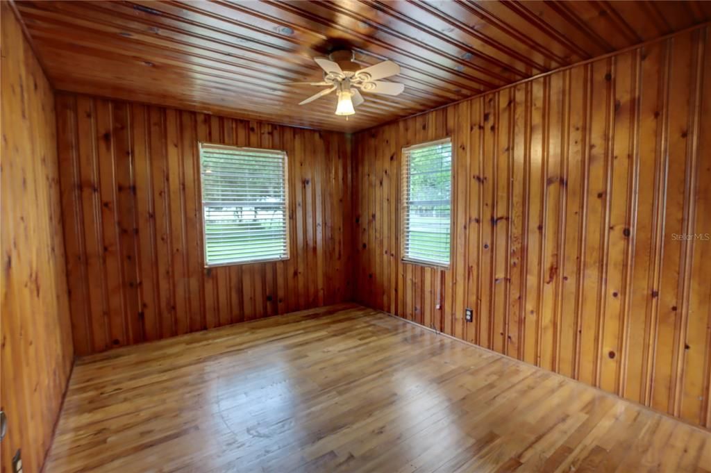 For Sale: $375,000 (3 beds, 1 baths, 960 Square Feet)