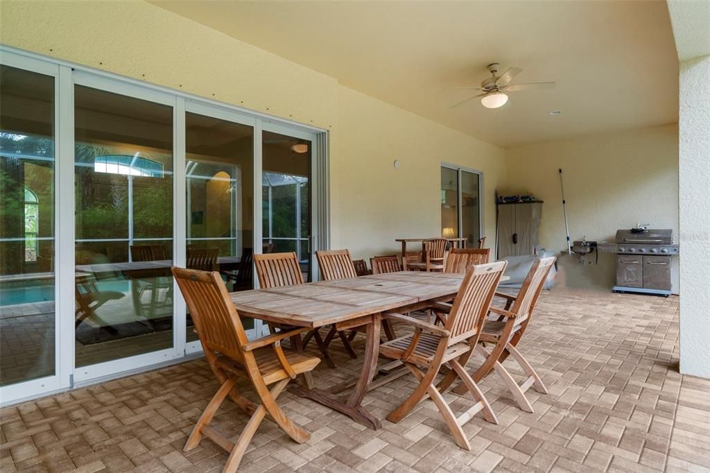 Activo con contrato: $425,000 (3 camas, 2 baños, 2058 Pies cuadrados)